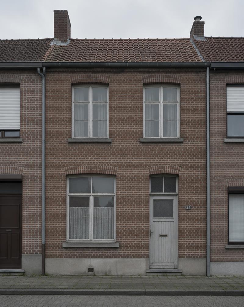 Oudere rijwoning met enkel glas