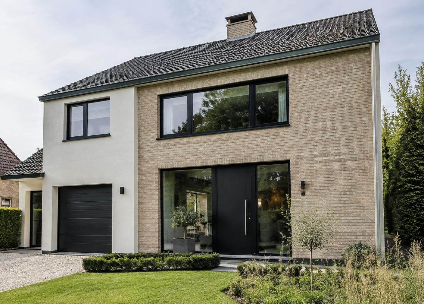 Moderne Belgische woning met aluminium ramen en nieuwe voordeur